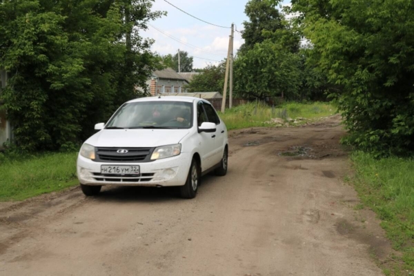 В поселке Комаричи стартует капитальный ремонт дороги на улице Колхозной