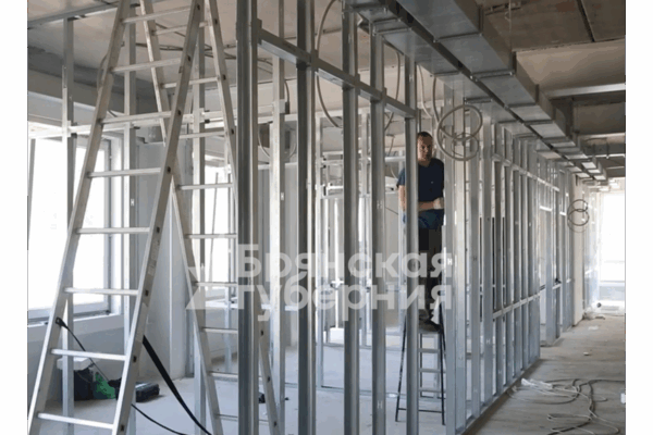 Спорткомплекс с бассейном в Унече строители сдадут в эксплуатацию к концу лета