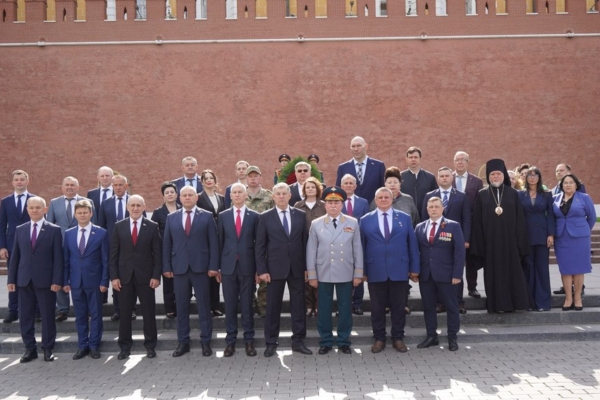 Брянская делегация возложила цветы к главному мемориальному комплексу России