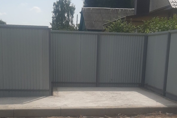 В поселке Комаричи уже обустроено 15 мусорных площадок