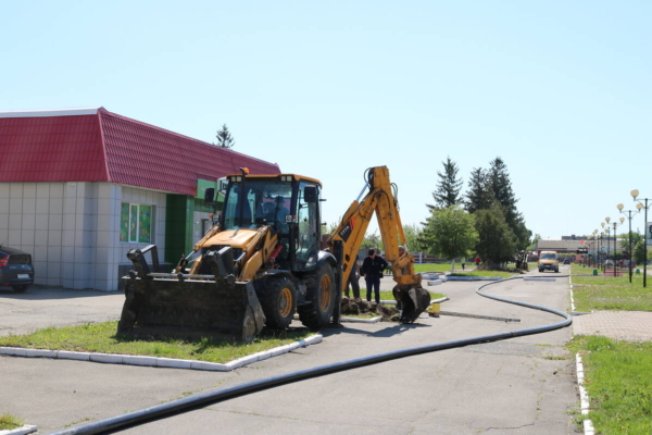 В поселке Комаричи завершается капремонт водопроводной сети