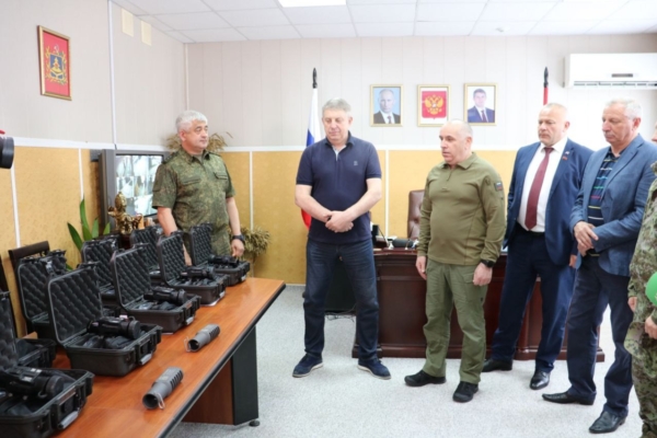 Александр Богомаз вручил сотрудникам Пограничного управления ФСБ России по Брянской области 16 тепловизионных прицелов для наблюдения