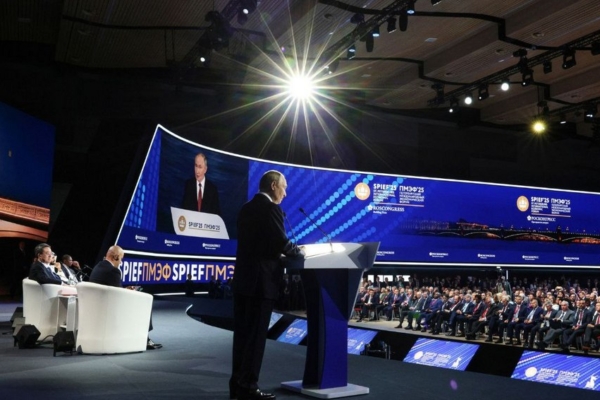 Губернатор Александр Богомаз принял участие в пленарном заседании ПМЭФ