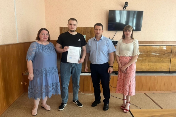 Глава администрации Комаричского района вручил сертификат на приобретение жилья ребёнку-сироте