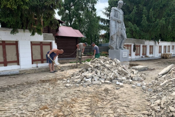 В Стародубе начали капитально ремонтировать Стену Памяти