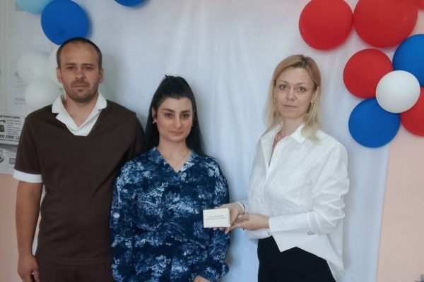 В отделе социальной защиты Комаричского района вручили удостоверение многодетной семье Слуевых