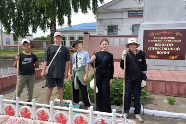 Ученики Комаричской школы №1 убрали территорию у Стены памяти