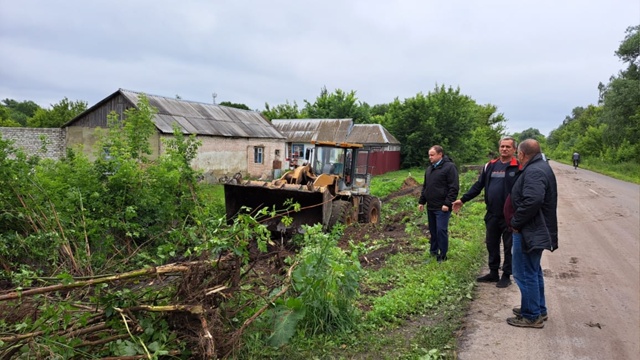 По улице Колхозной п. Комаричи начаты работы по обустройству тротуара