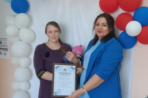 В Комаричском районе многодетной маме вручили сертификат на региональный материнский капитал