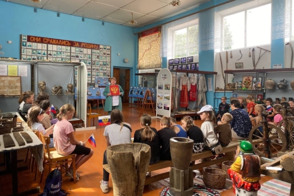 Воспитанники пришкольного лагеря МБОУ Бочаровской СОШ посетили Комаричский районный музей