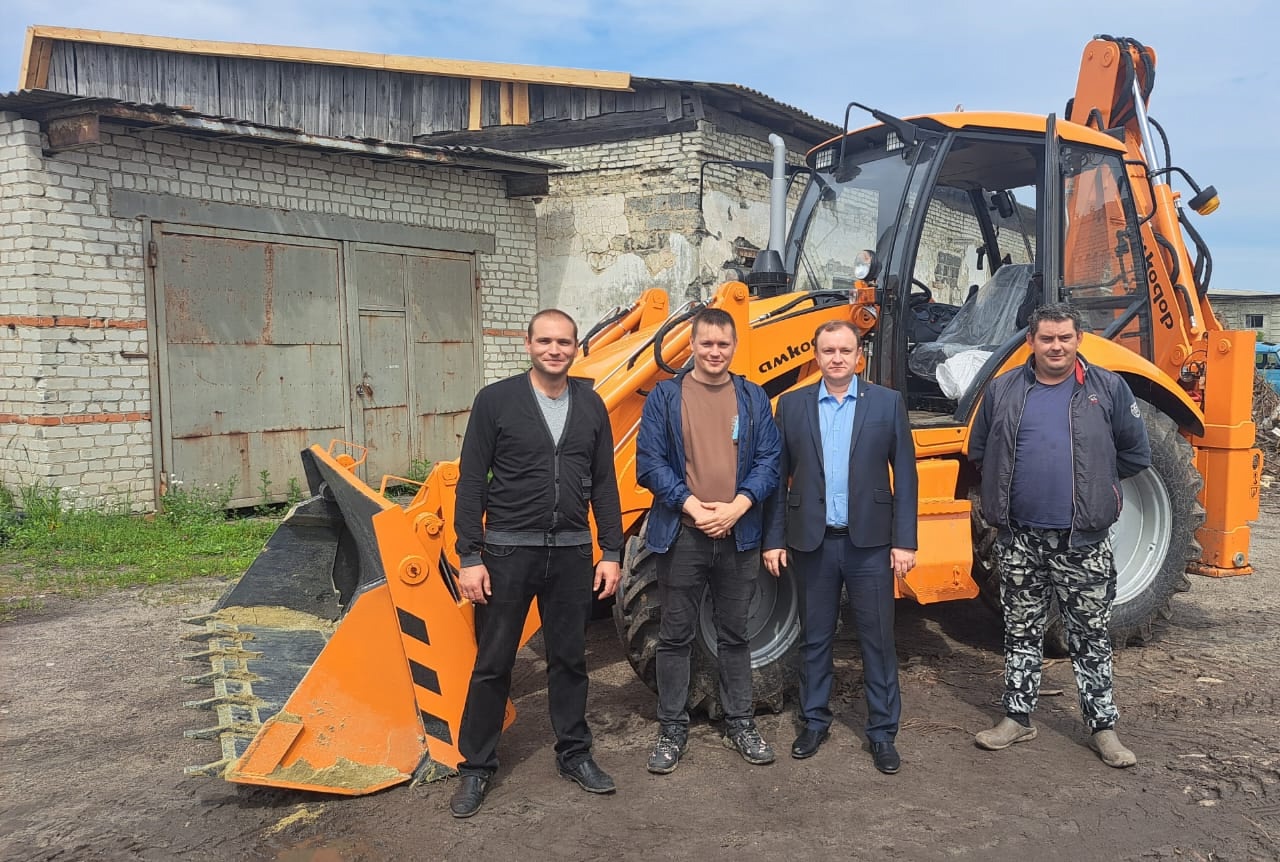 Автопарк МУП «Комаричский коммунальщик » пополнился экскаватором-погрузчиком