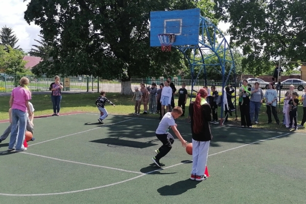 В школьном лагере «Огонек» Комаричской СОШ №1 прошел спортивный праздник «Веселые старты»