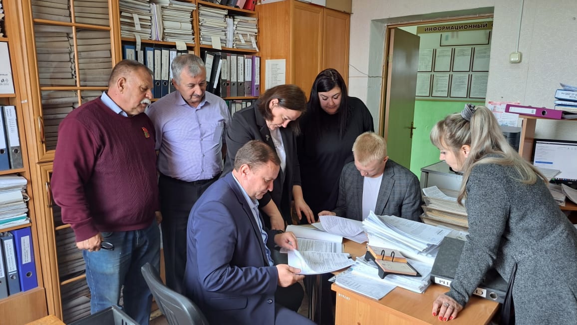 Идет подготовка к ремонту дороги по улице Колхозной в поселке Комаричи