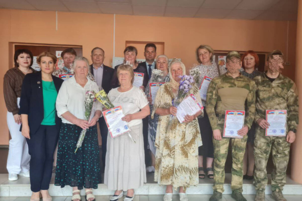 В Суземке наградили жителей, оказывающим помощь защитникам границы