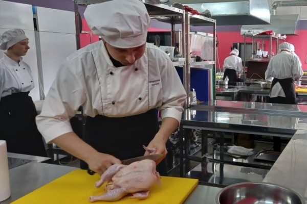 В Комаричском механико-технологическом техникуме завершился демонстрационный экзамен по профессии «Повар, кондитер»