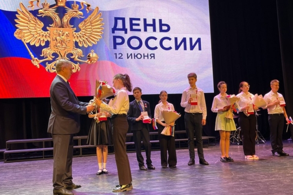 В День России юным брянцам вручили их первые паспорта