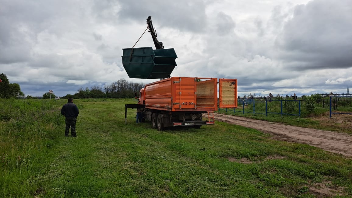 Администрация Комаричского района установила контейнеры для мусора на центральном кладбище посёлка Комаричи