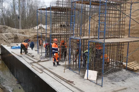 На строительстве путепровода в Унече уложили последнюю балку