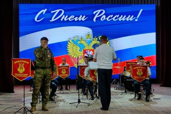 Военный оркестр брянской Росгвардии дал праздничный концерт