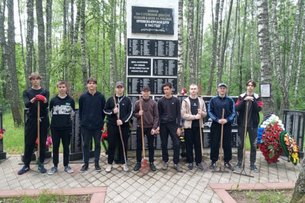 Учащиеся Комаричской СОШ №1 в преддверии Дня памяти и скорби убирали памятные места района