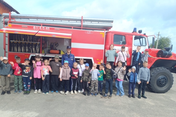 Комаричские пожарные провели познавательную экскурсию для школьников