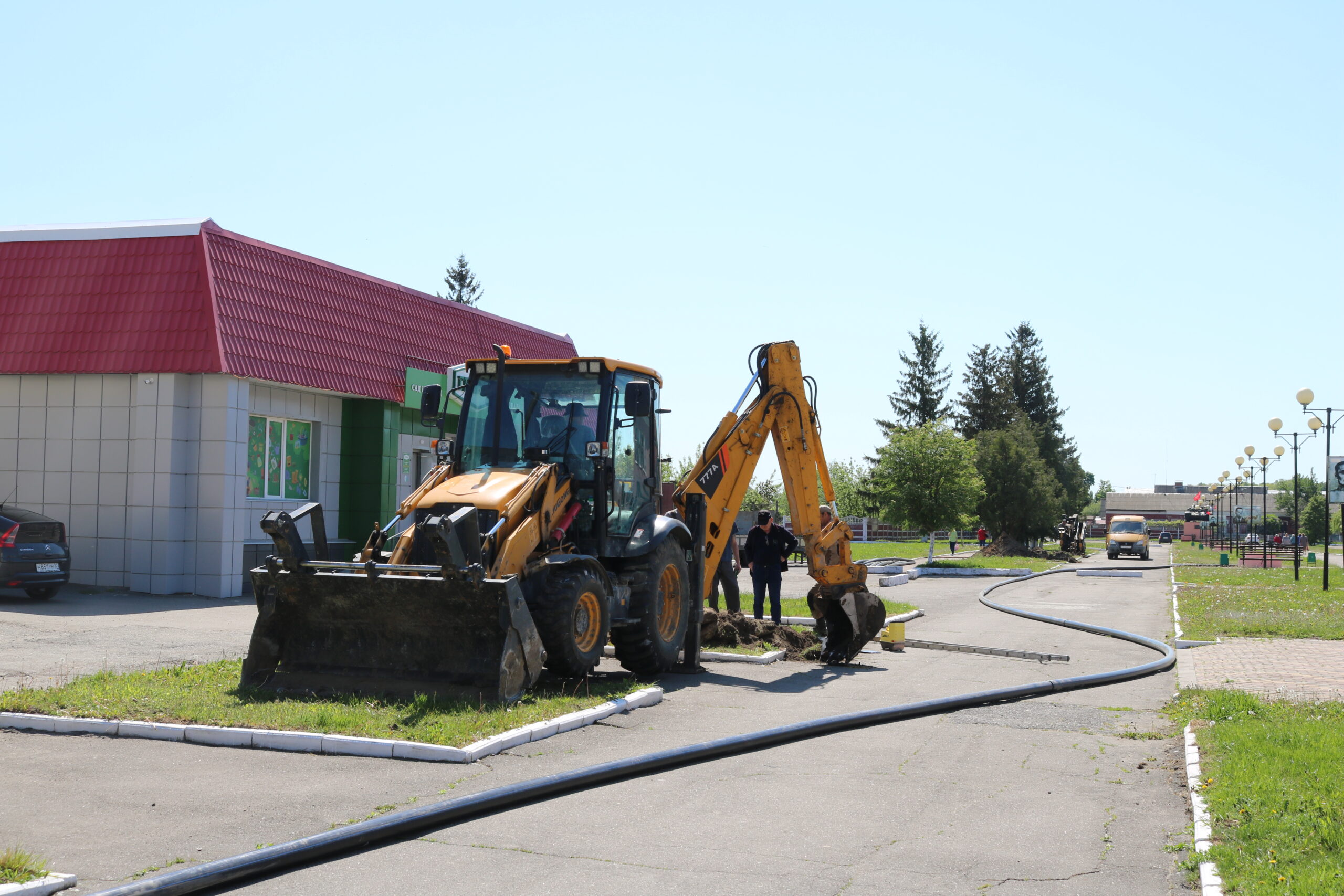 В поселке Комаричи  продолжается капитальный ремонт водопроводной сети