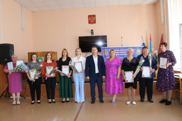 В Комаричской районной администрации состоялось чествование сотрудников социальной сферы