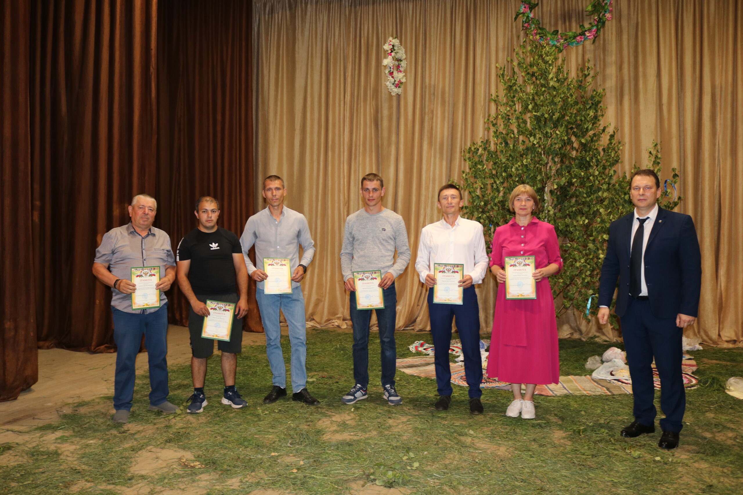 В Комаричском районе с размахом отметили Троицу в Доме культуры