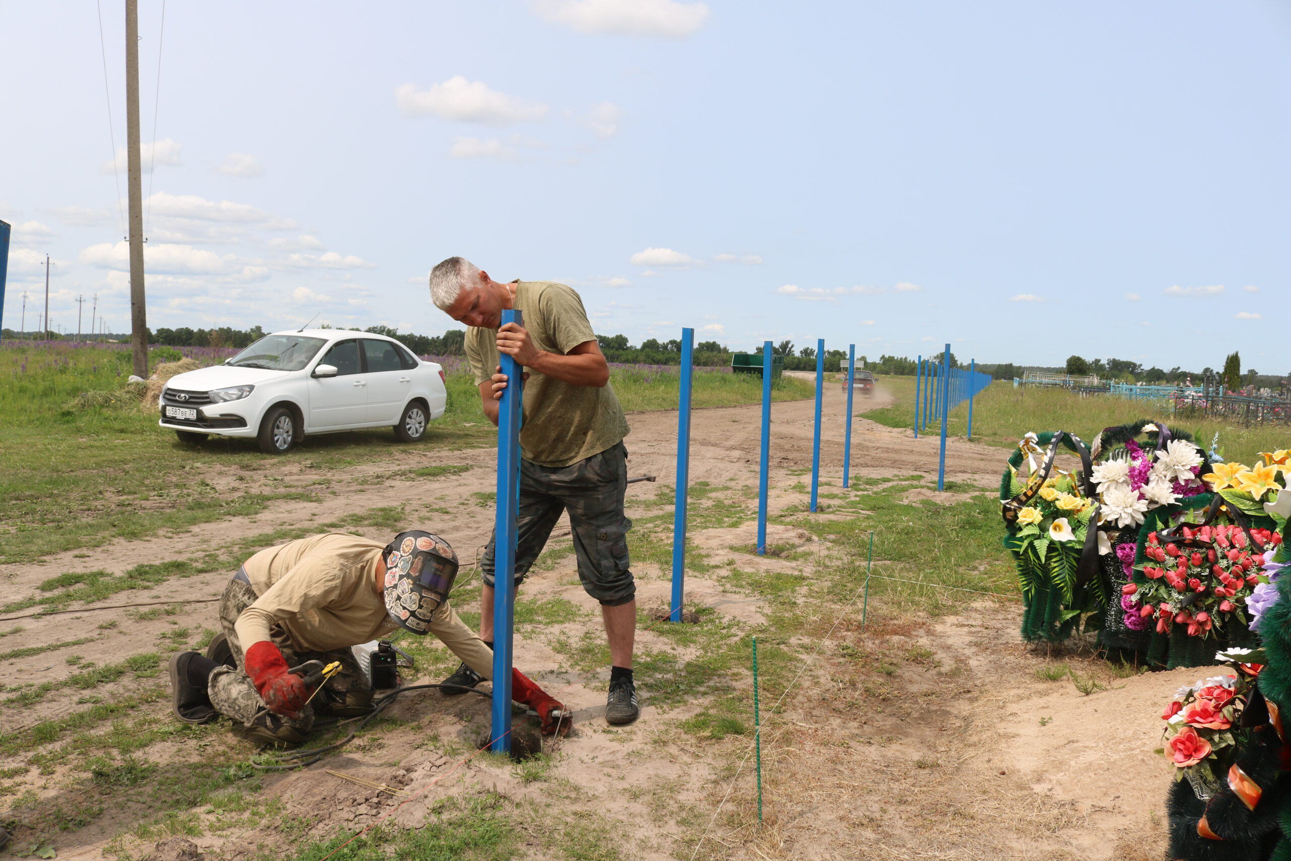 В поселке Комаричи на центральном кладбище установлены два мусорных контейнера