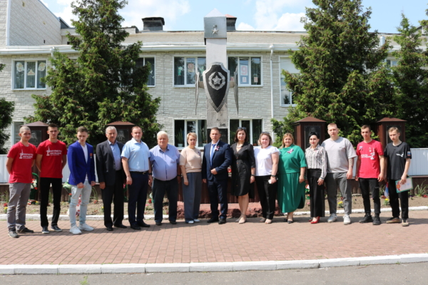 В поселке Комаричи состоялось возложении цветов к вечному огню в День России