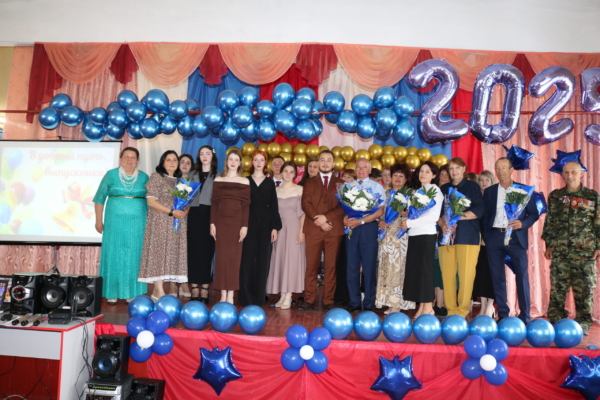 В Лопандинской средней школе состоялась торжественная церемония выдачи аттестатов девяти выпускникам