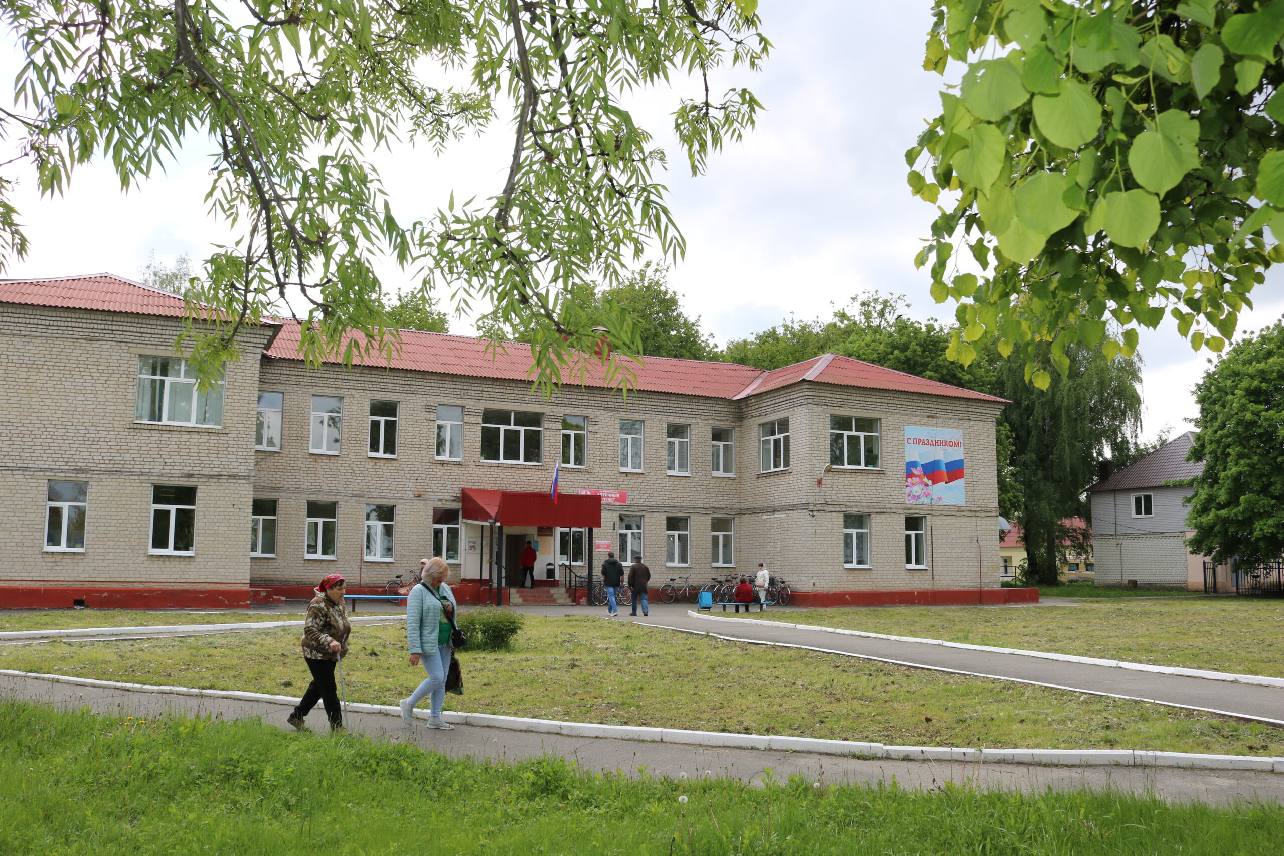 Коллектив Комаричской ЦРБ прилагают немало усилий, чтобы их территория всегда оставалась ухоженной