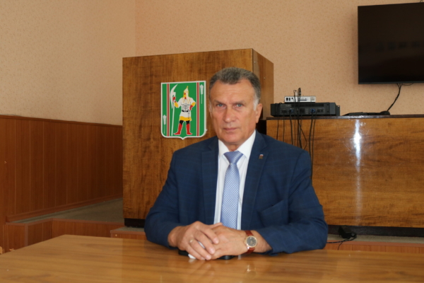 Депутат облдумы Михаил Кабанов поздравляет жителей Комаричского района с Днем России