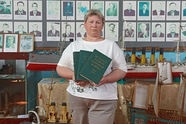 Жительница района передала музею три тома «Истории Второй мировой войны»