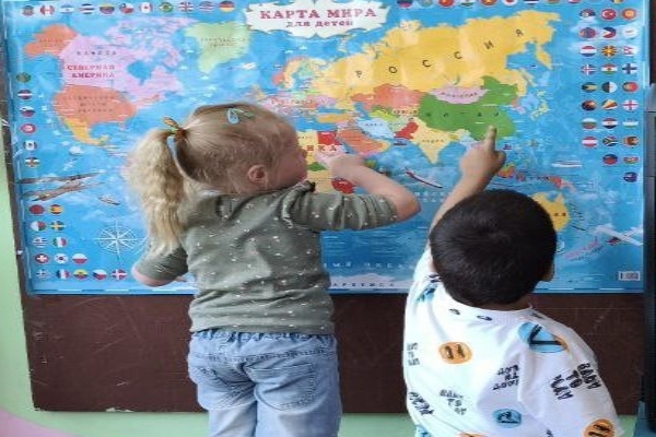 К подготовке к празднику Дню России дети и воспитатели Комаричского детского сада №3 подошли творчески