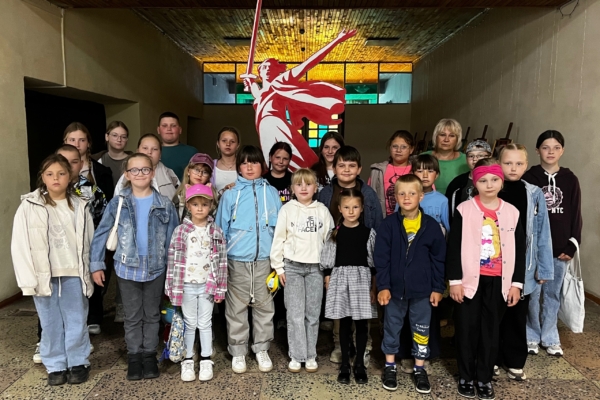 Воспитанники пришкольного лагеря Комаричской СОШ №1 посетили кинотеатр в п. Локоть