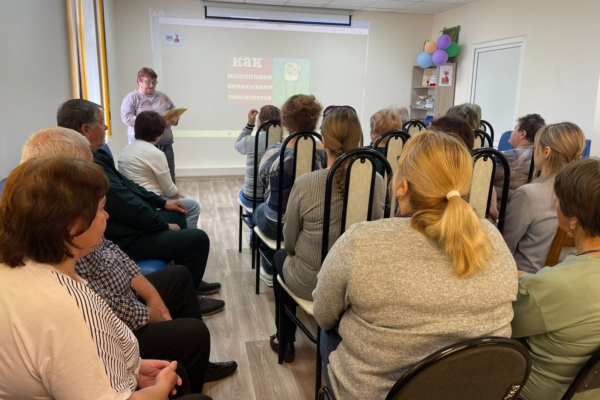 В Комплексном центре социального обслуживания населения Комаричского района прошли занятия по финансовой грамотности для граждан старшего возраста