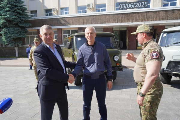 Бойцам добровольческого отряда «БАРС-Брянск» были вручены ключи от новых автомобилей