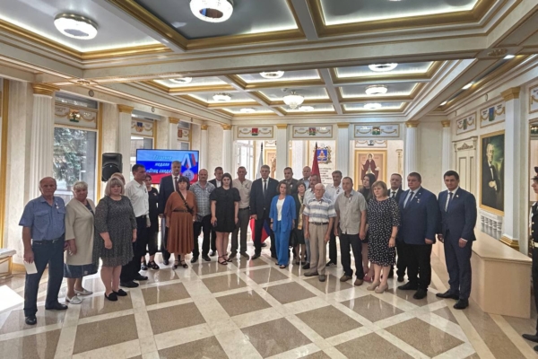 Александр Богомаз вручил медали «Отец солдата»