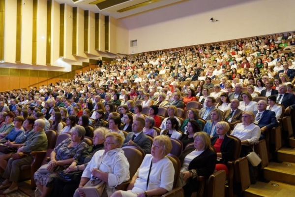 Брянским врачам вручили ключи от более 350 квартир