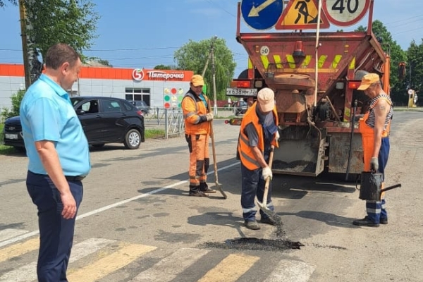 В Комаричах приступили к ямочному ремонту