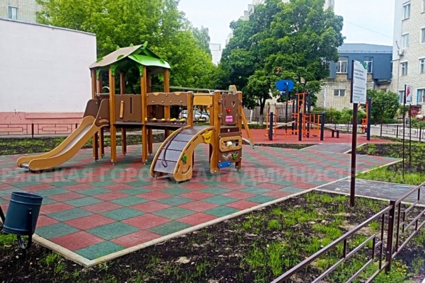 В Брянске завершили капитальный ремонт двора на улице Академика Королёва