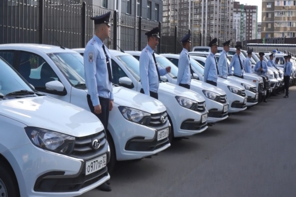 В Брянске полицейским вручили ключи от 20 новых служебных автомобилей