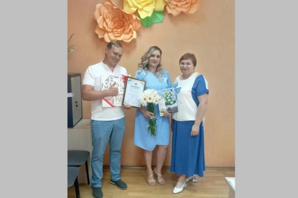 В Брасовском районе семье торжественно вручили сертификат на областной материнский капитал