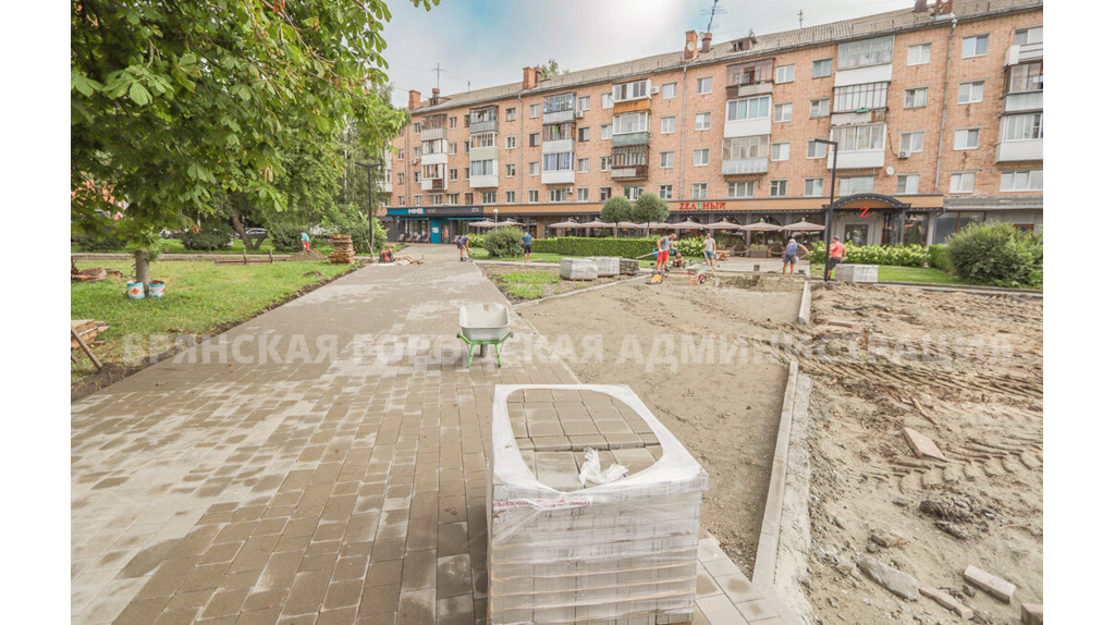 На площади Октябрьской революции в Брянске установили 600-метровый гранитный бордюр