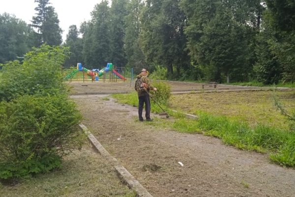 В поселке Лопандино Комаричского района активно продолжаются работы по улучшению общественных пространств