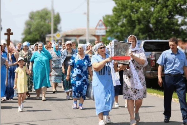 В брянском селе Медвёдово прошел крестный ход в честь Тихвинской иконы Божией Матери