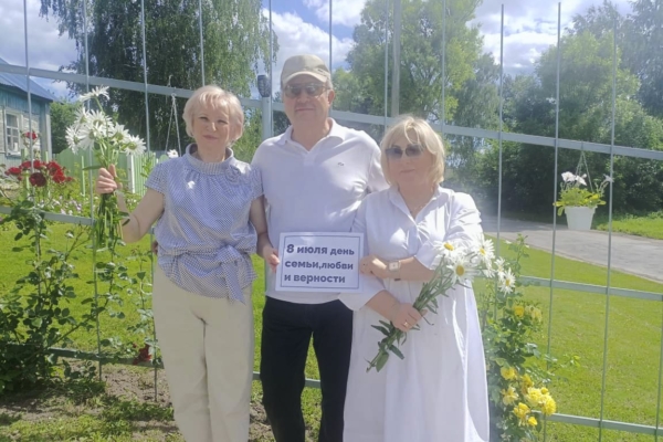 Тростенчикская сельская библиотека провела уличную акцию «Все начинается с семьи»