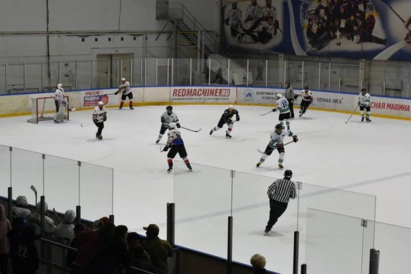 В Брянске на ледовой арене состоялся товарищеский хоккейный матч