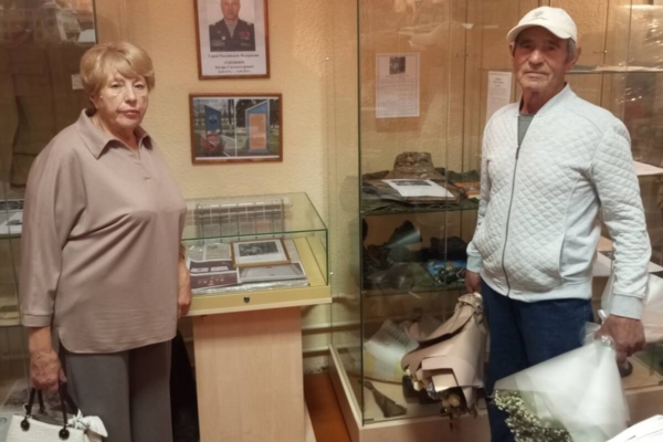 В музей Брасовского района мать Героя России передала личные вещи сына